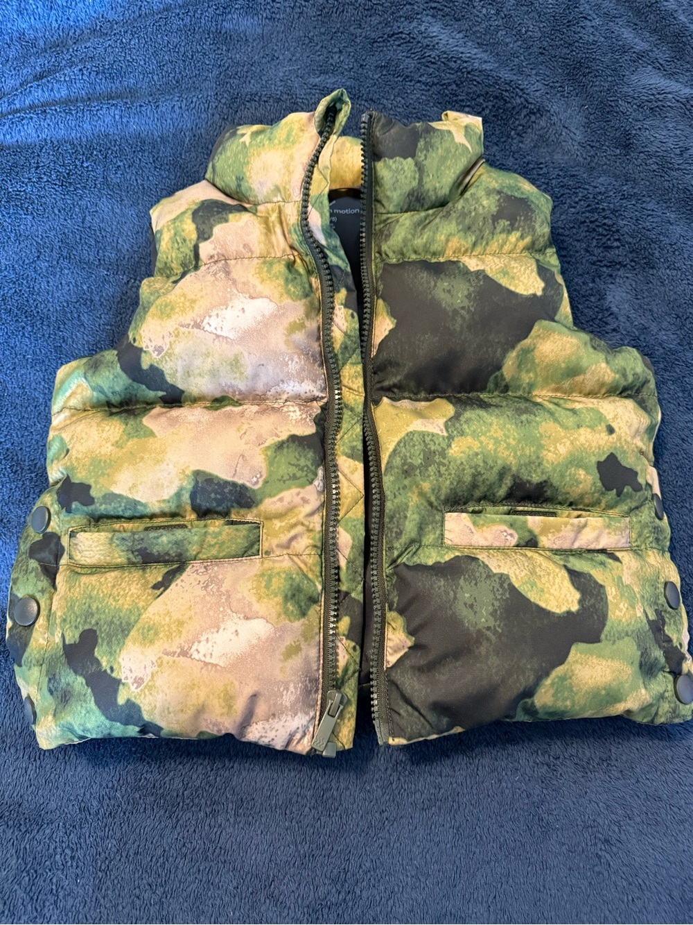 Kids Puffer Vest in Green Camo - XS (4/5)